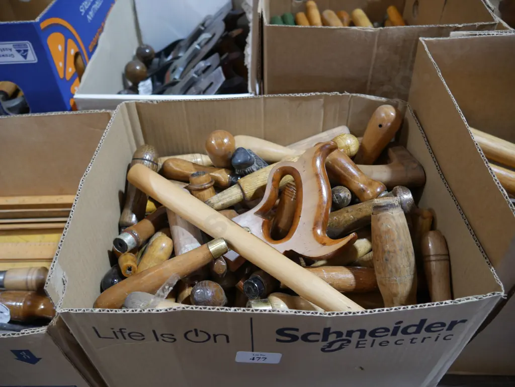 Assorted wooden handles Image 1++