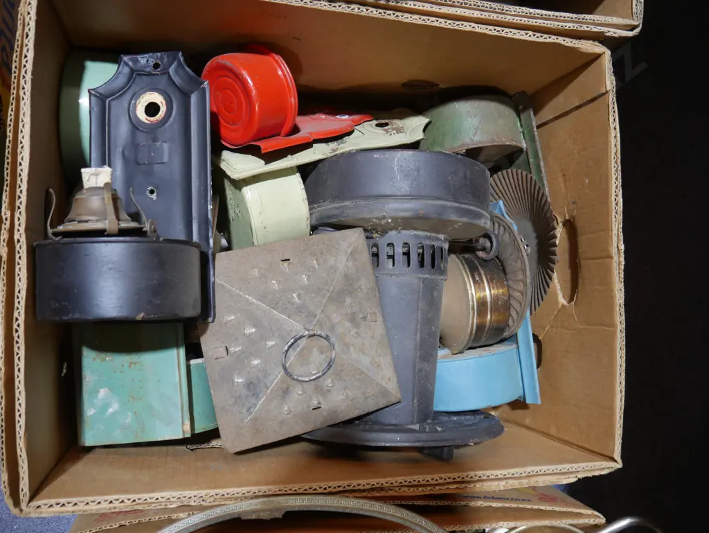 4 boxes of lamp parts Image 1++