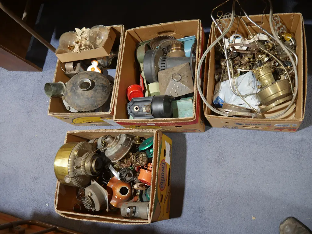 4 boxes of lamp parts Image 1++