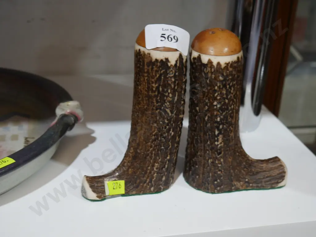 Antler salt and pepper shakers Image 1++