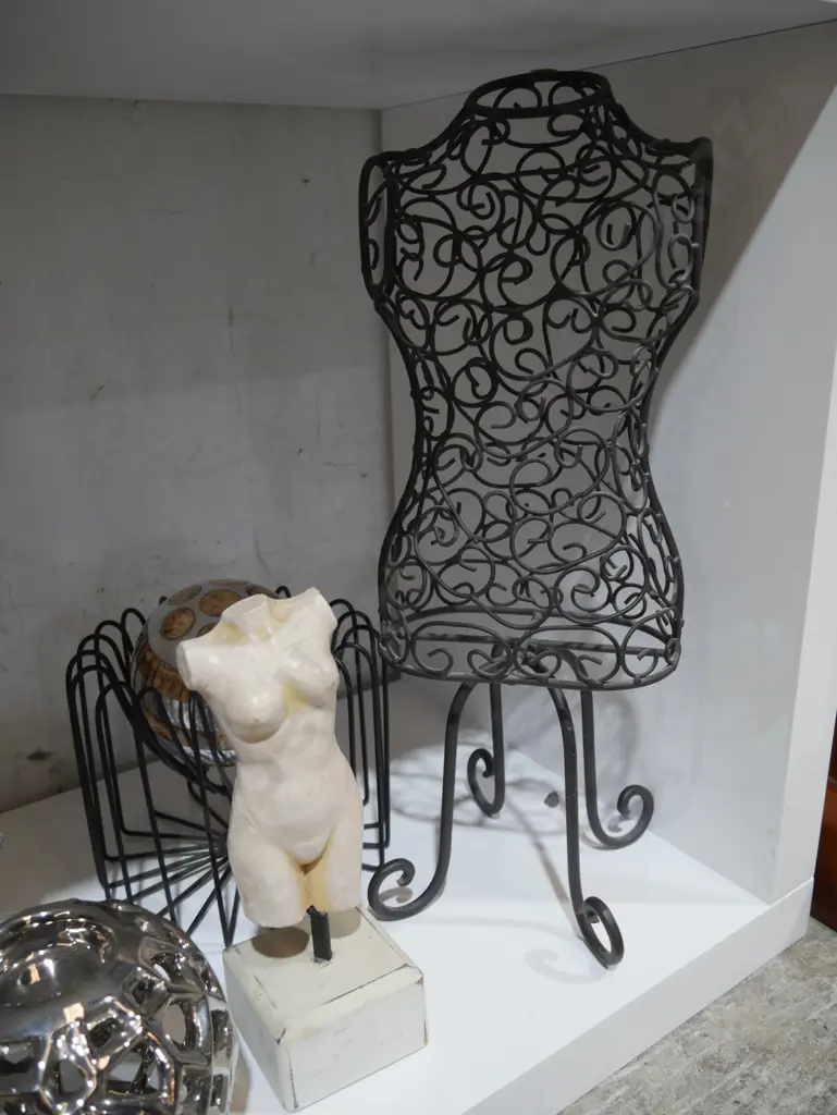 Assorted household ornaments Image 1++