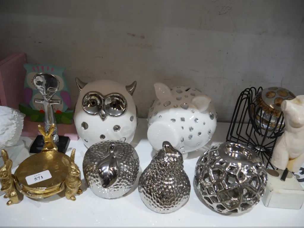 Assorted household ornaments Image 1++