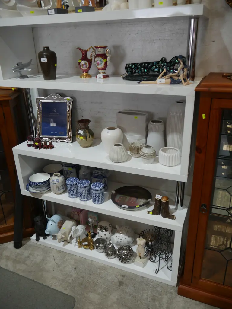 White bookcase Image 1++