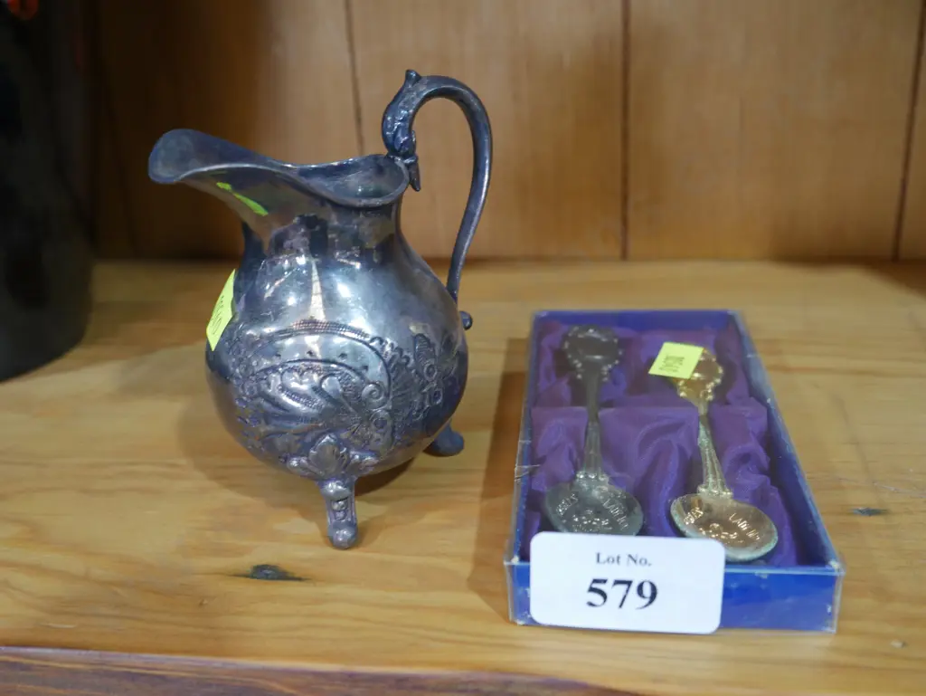 Ep creamer and 2 teaspoons Image 1++