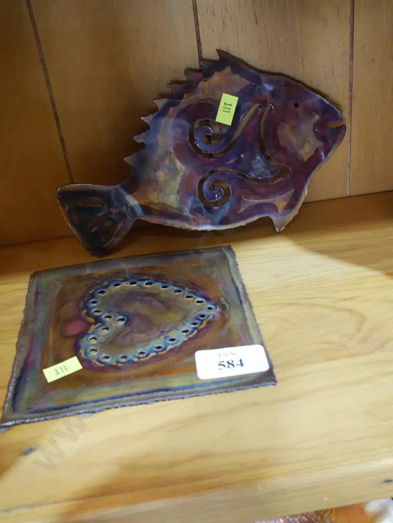 2 tin wall hangings Image 1++