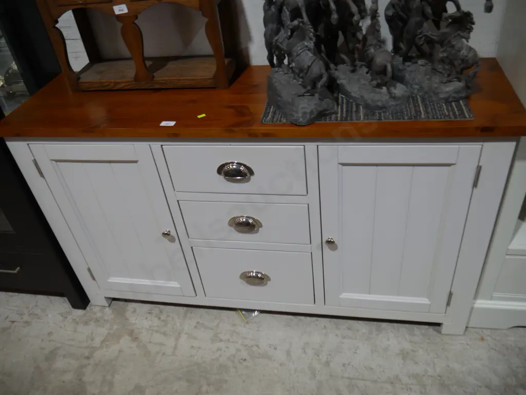 Sideboard Image 1++