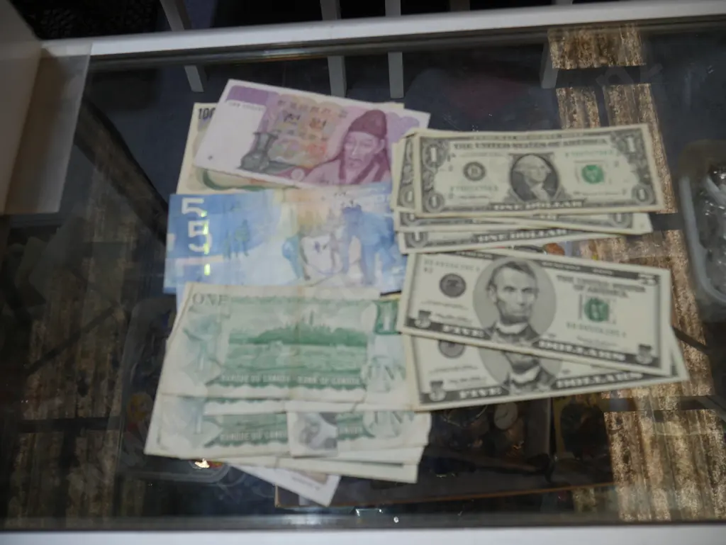 Assorted bank notes Image 1++