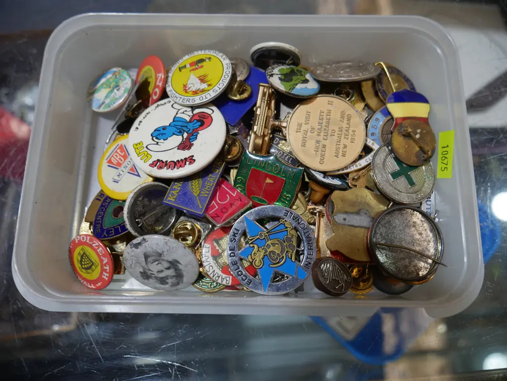 Assorted badges Image 1++