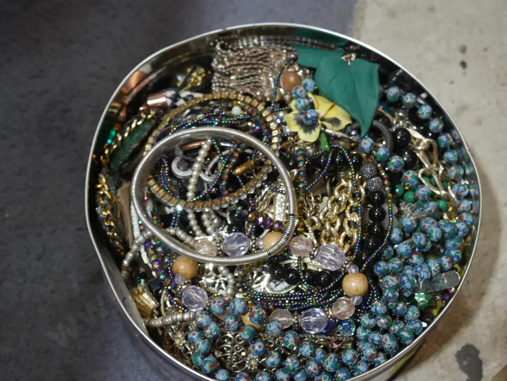 Tin of costume jewellery Image 1++