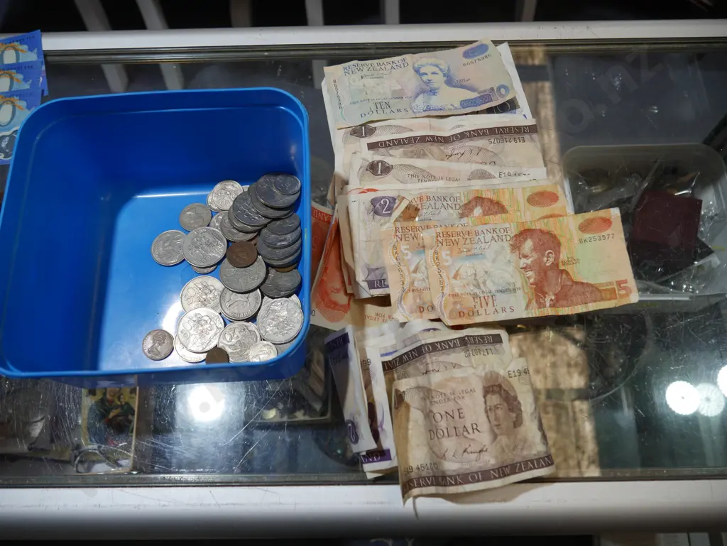 NZ bank notes and coins Image 1++