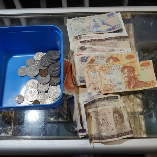 NZ bank notes and coins