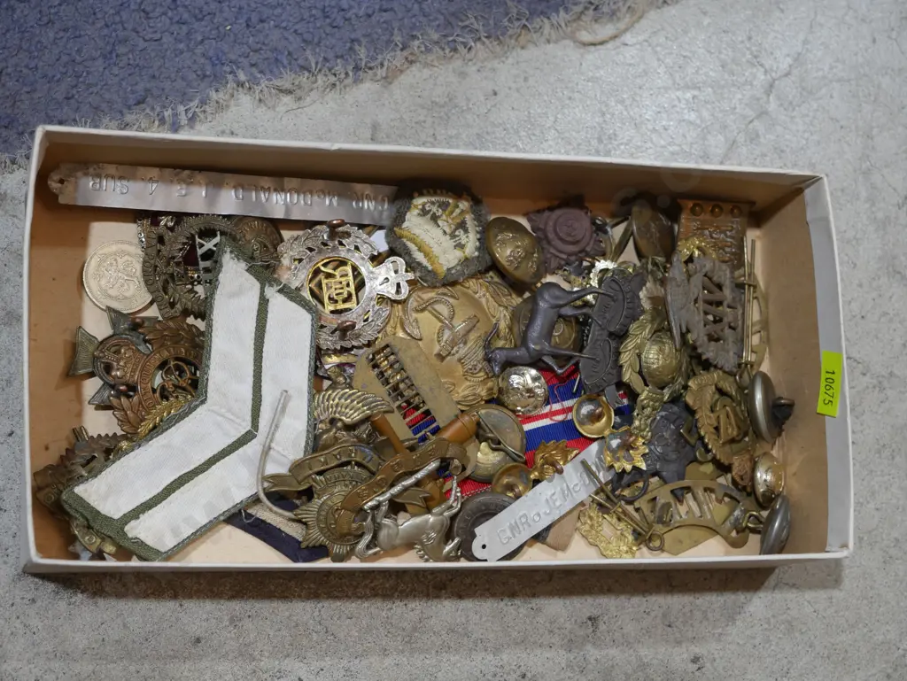 Assorted military badges, brass buttons etc Image 1++
