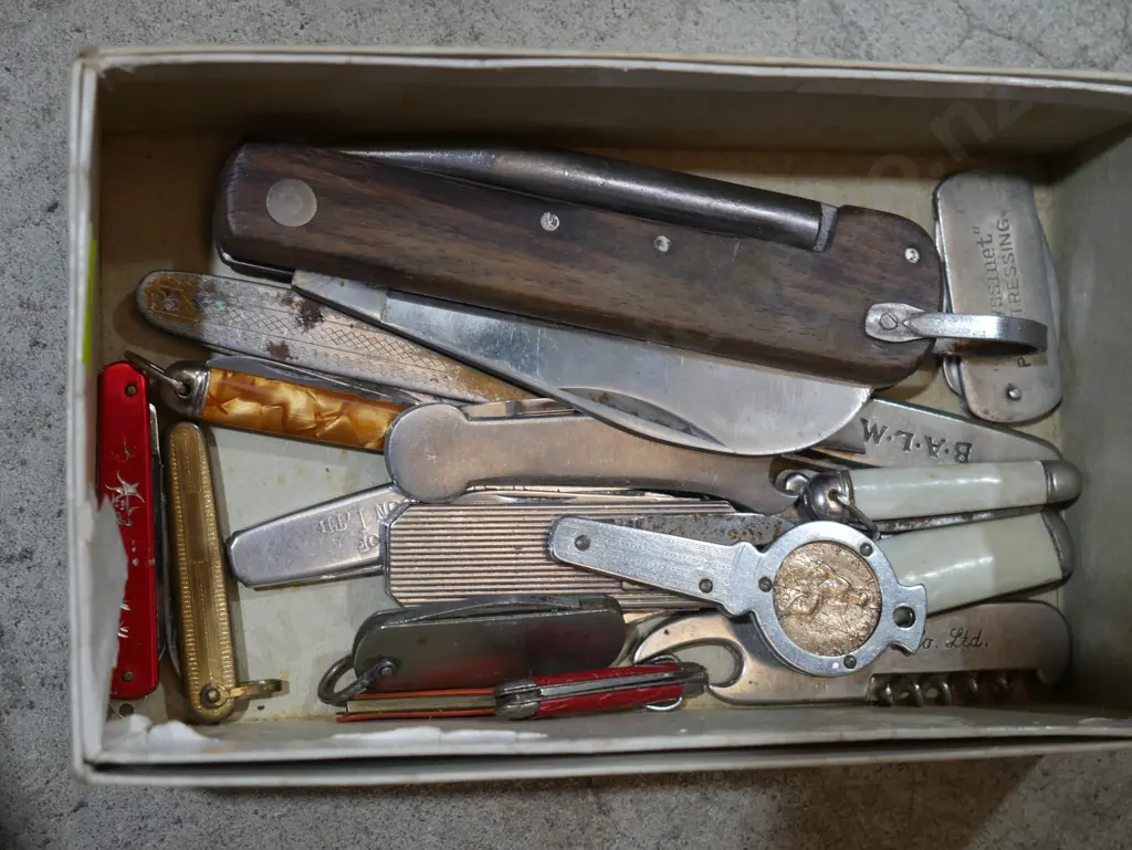 Assorted pocket knives Image 1++