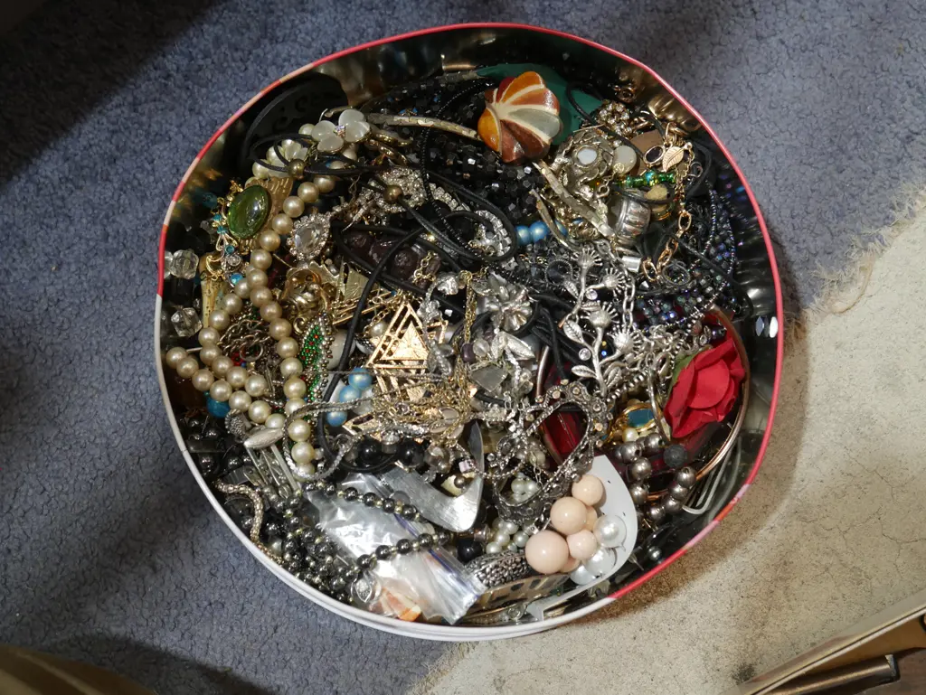 Tin of costume jewellery Image 1++