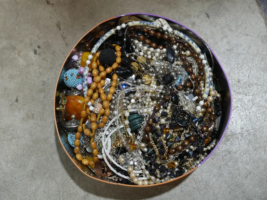 Tin of costume jewellery Image 1++