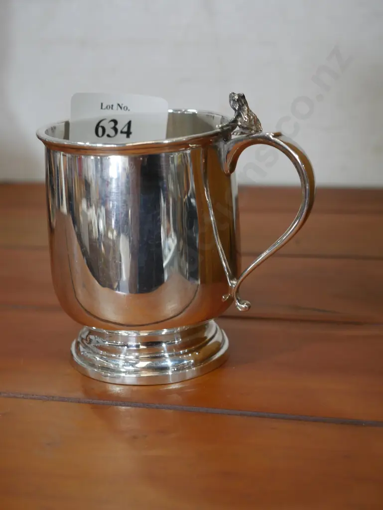 Sterling silver cup with frog decoration Image 1++