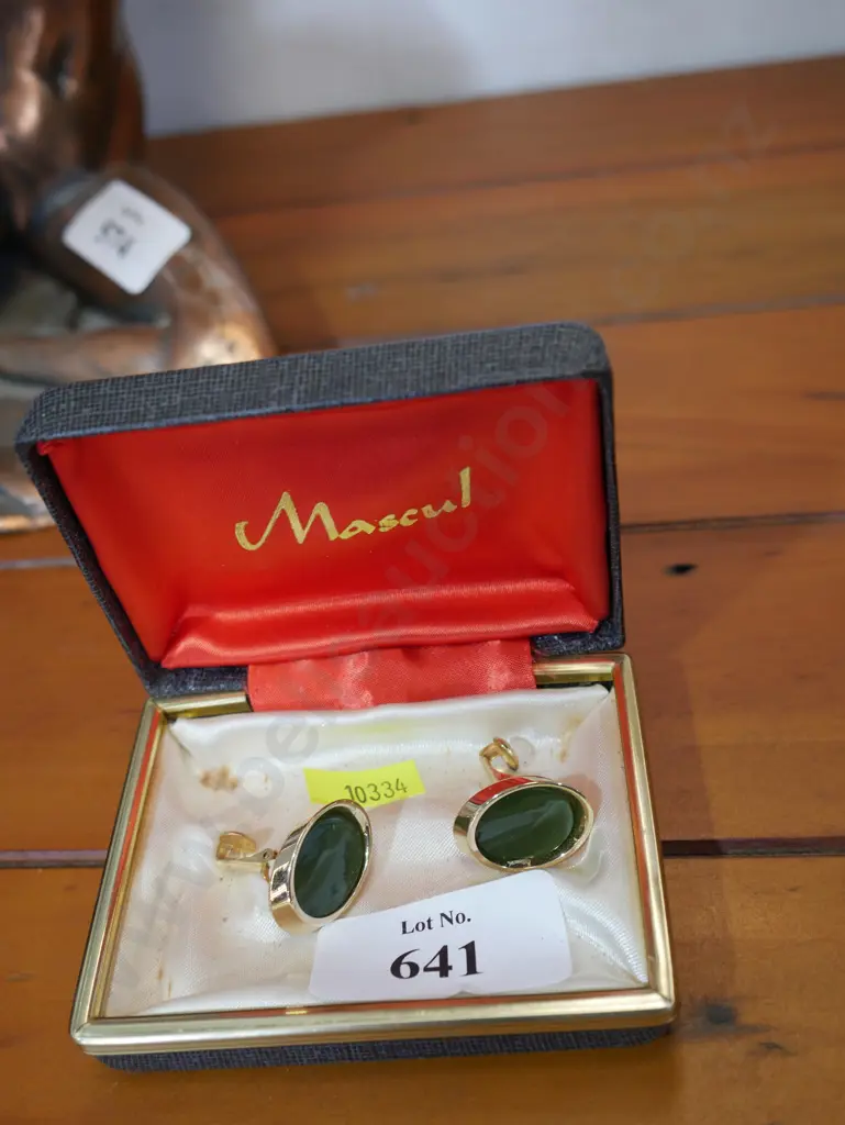 Gold and greenstone cufflinks Image 1++