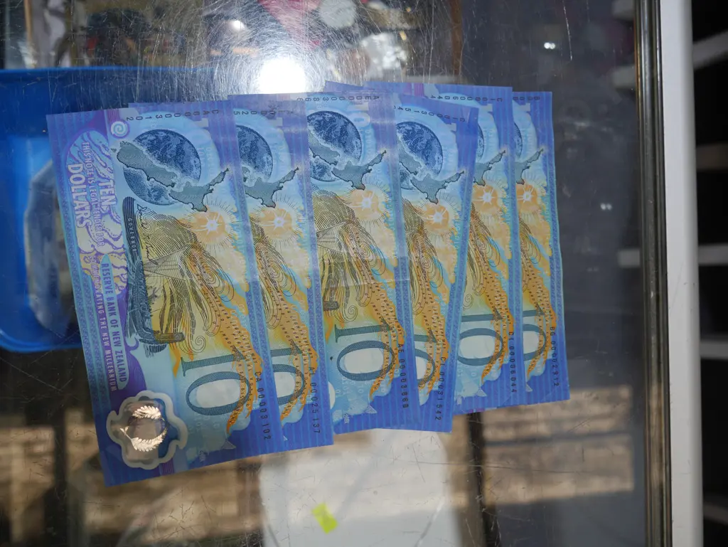 NZ $10 notes x6 Image 1++