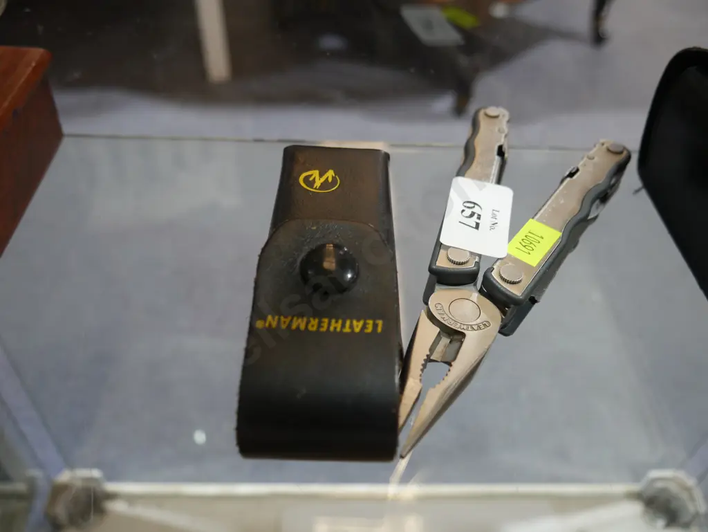 Leather man multi tool in case Image 1++
