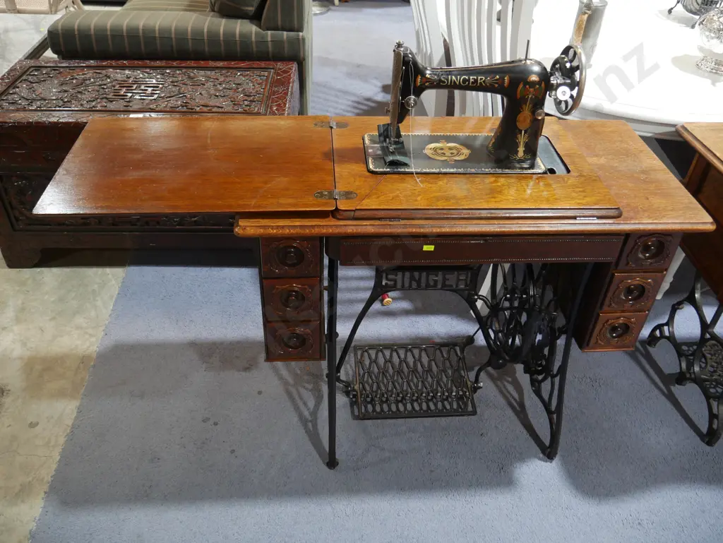 Singer treadle sewing machine Image 1++