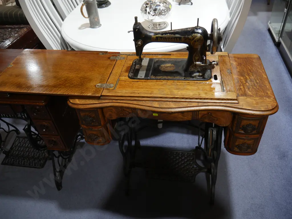 Daytonia sewing machine and table Image 1++