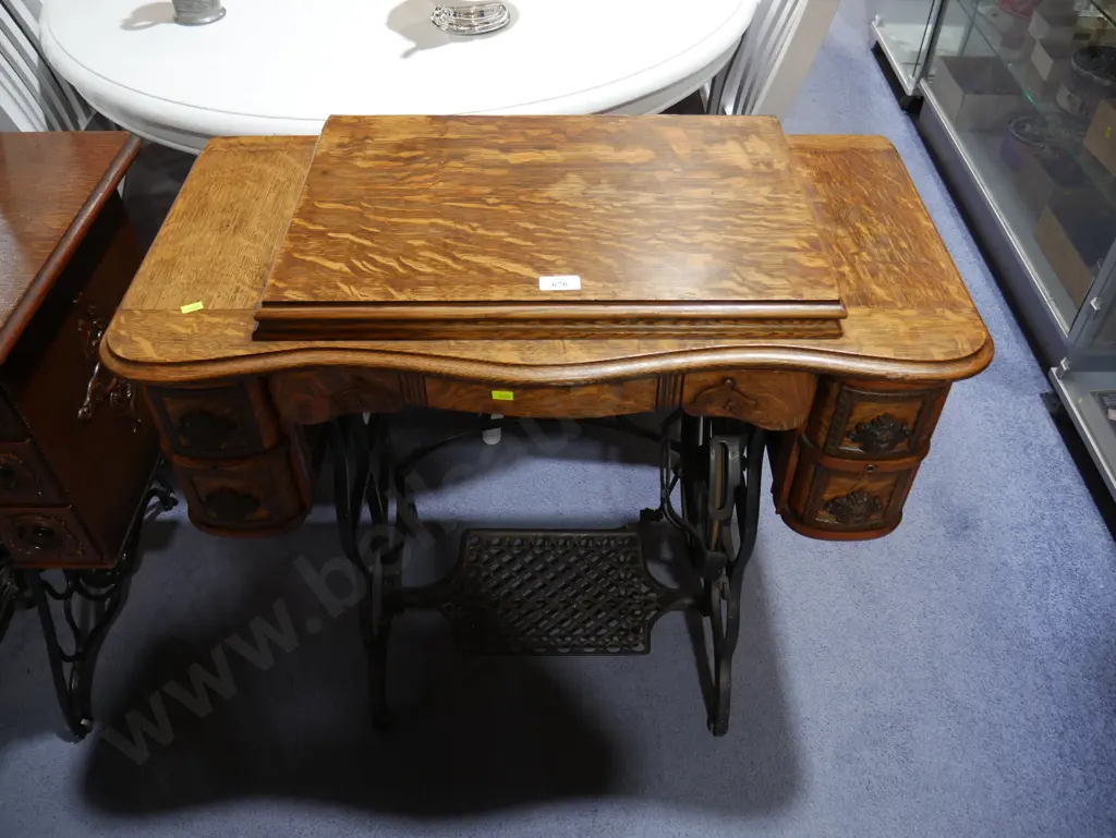 Daytonia sewing machine and table Image 1++