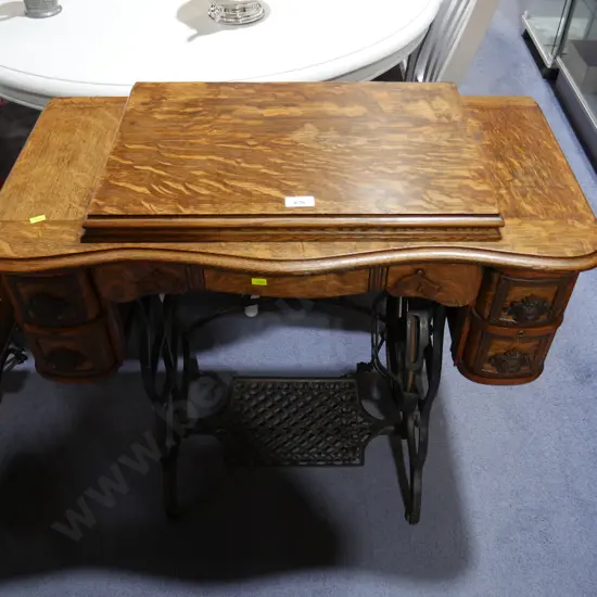 Daytonia sewing machine and table