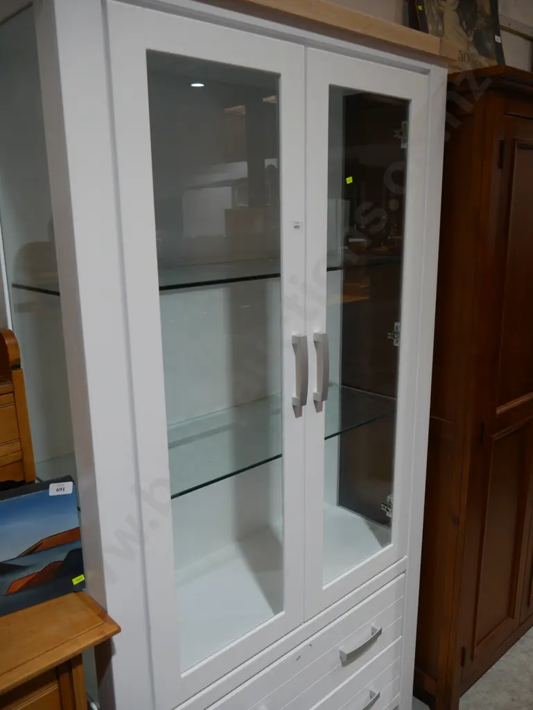 White and glass display case Image 1++