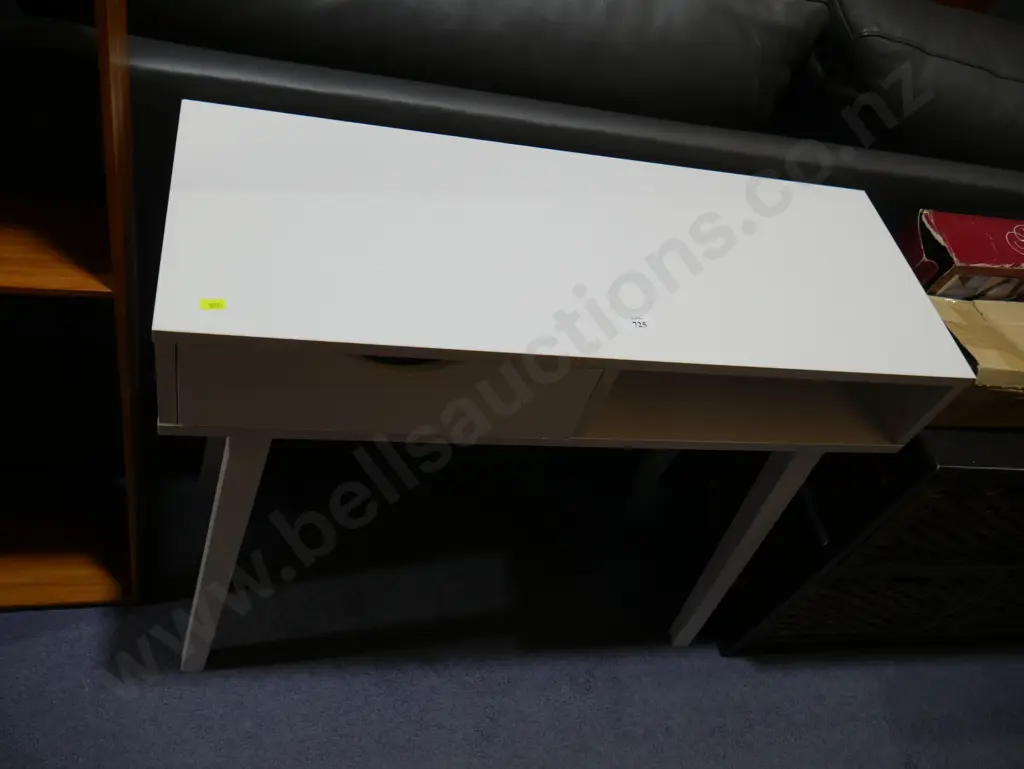 White desk Image 1++