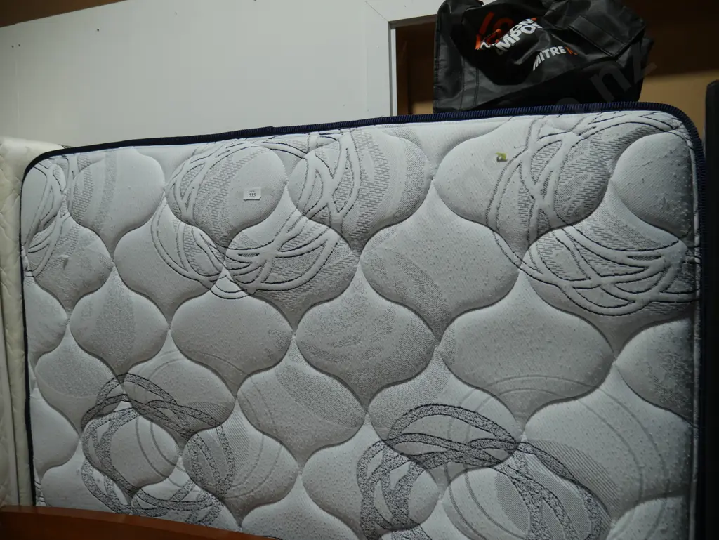 Queen slat bed Image 1++