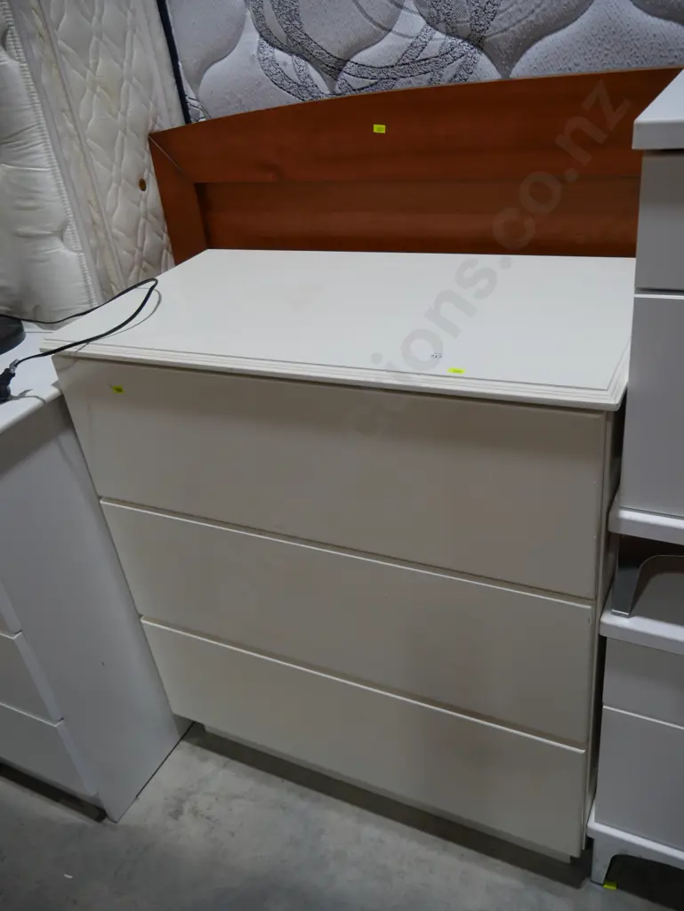 Three drawer chest Image 1++