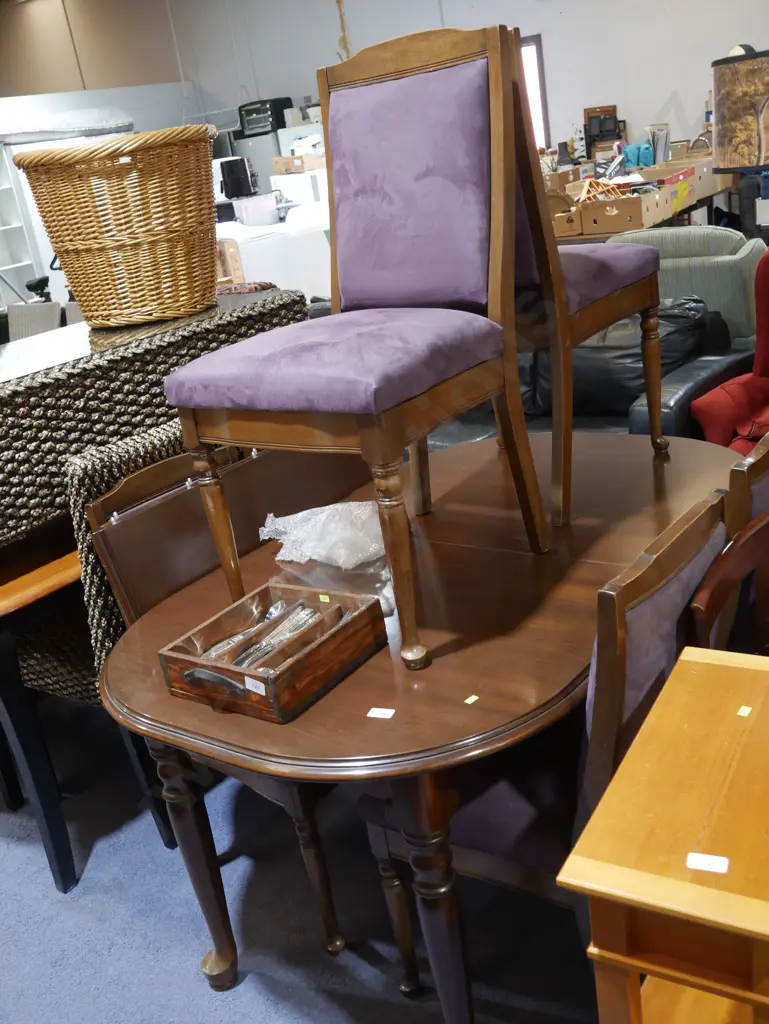 Extendable dining table and six chairs Image 1++