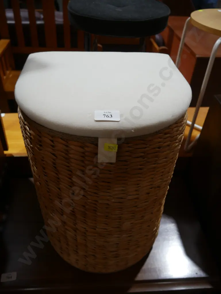 Wicker laundry hamper Image 1++