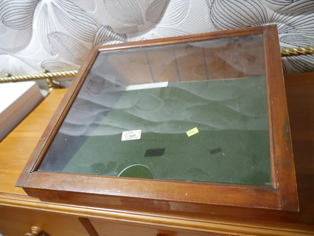 Display case Image 1++