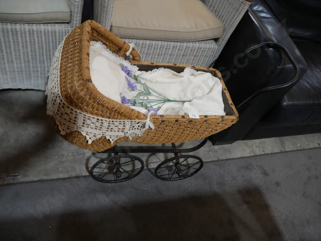 Wicker doll pram Image 1++