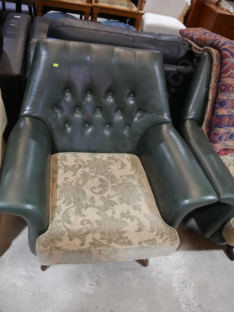 Three piece green retro lounge suite Image 1++