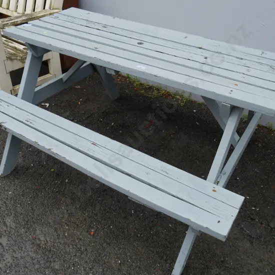 Picnic table