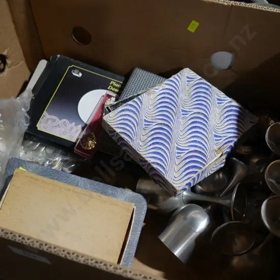 Boxed and loose cutlery