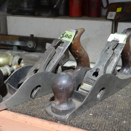 2 wood planes
