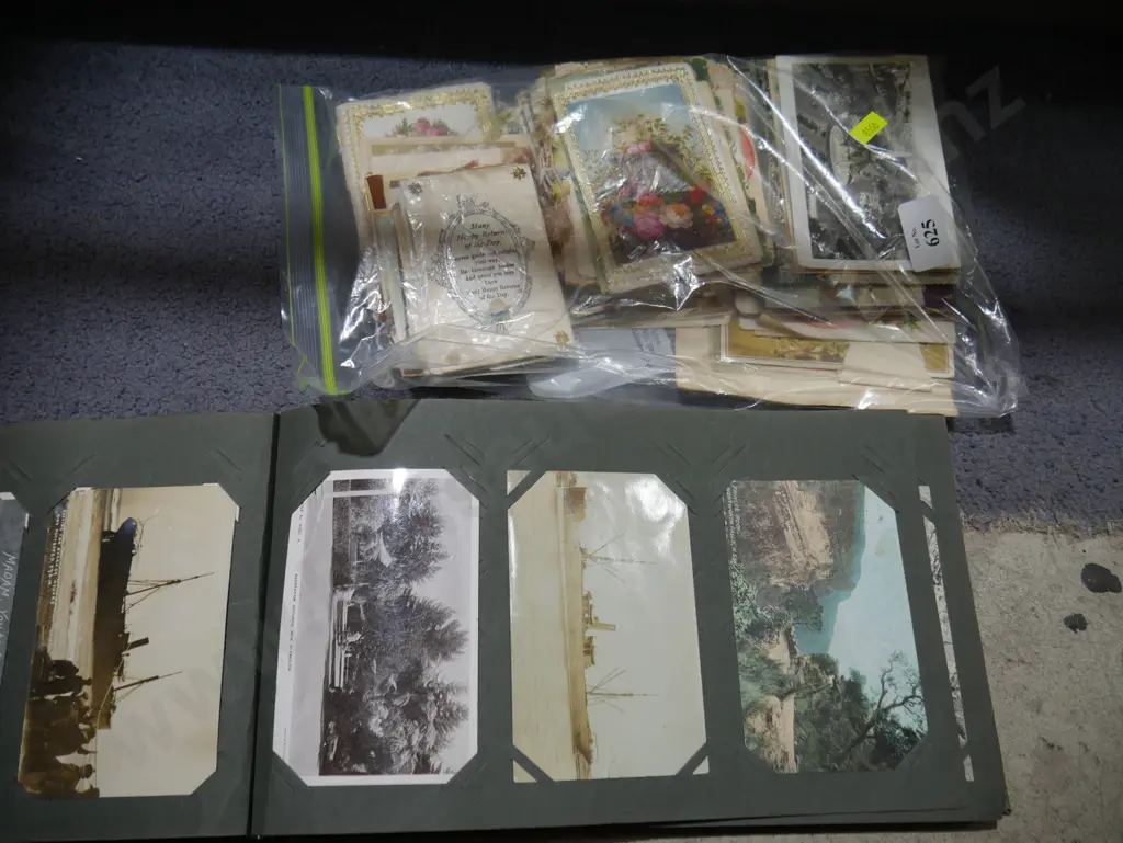 Postcard album and lose postcards Image 1++