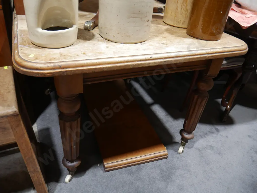 Scrub top table, extra leaf Image 1++