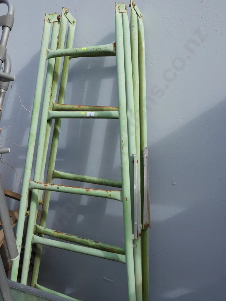 2 scaffold legs Image 1++