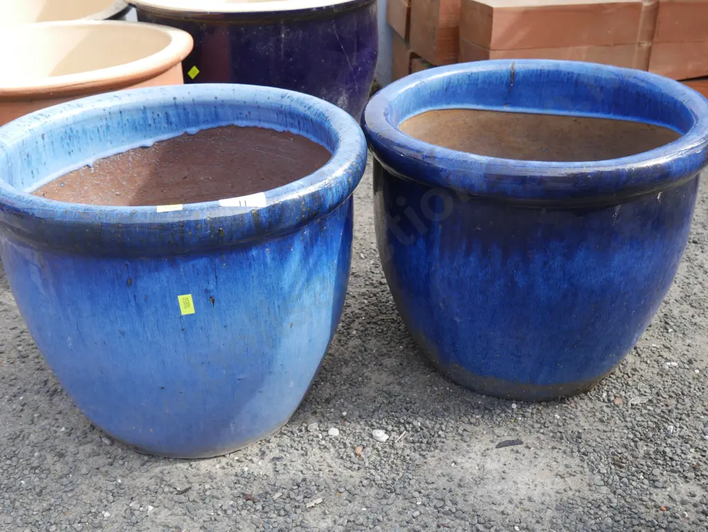 2 blue plant pots Image 1++