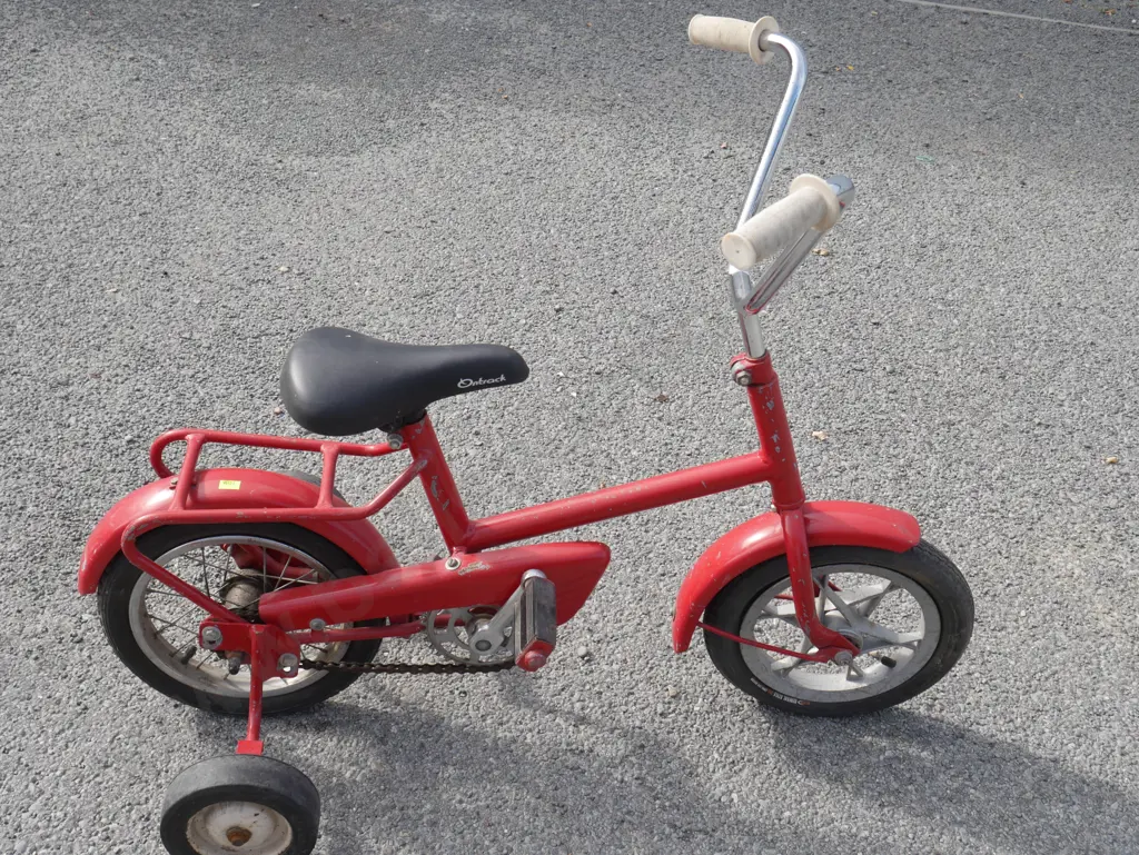 Child's tricycle Image 1++