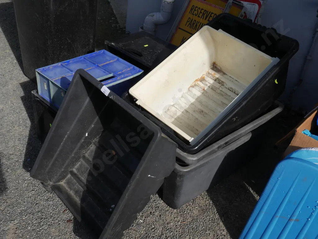 Assorted storage containers Image 1++