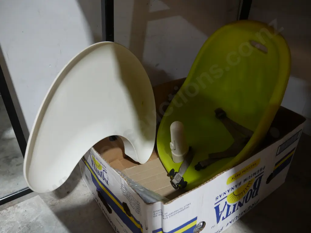 Child's high chair Image 1++