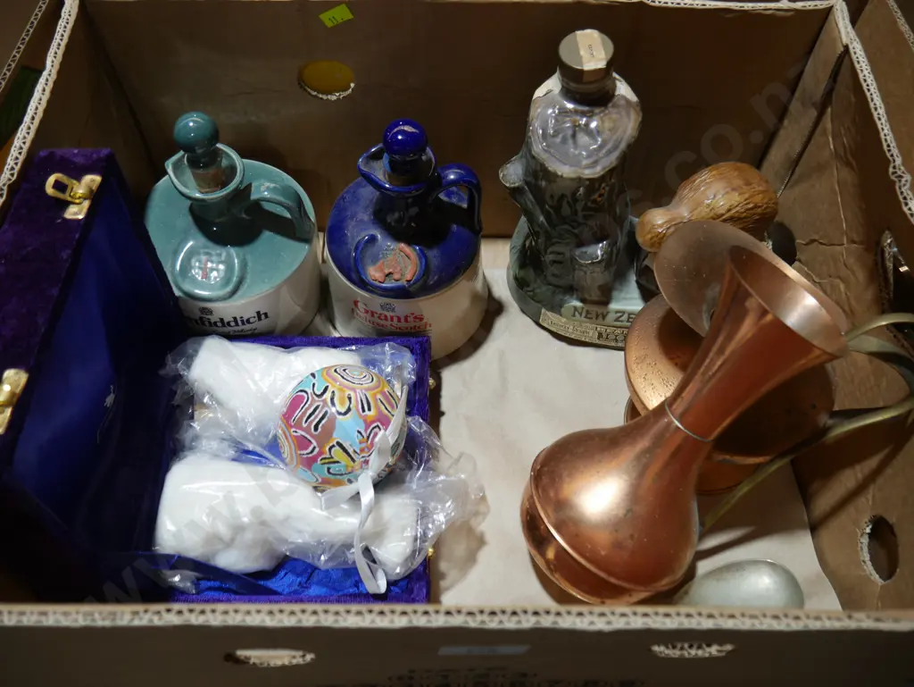 Box of pottery etc Image 1++