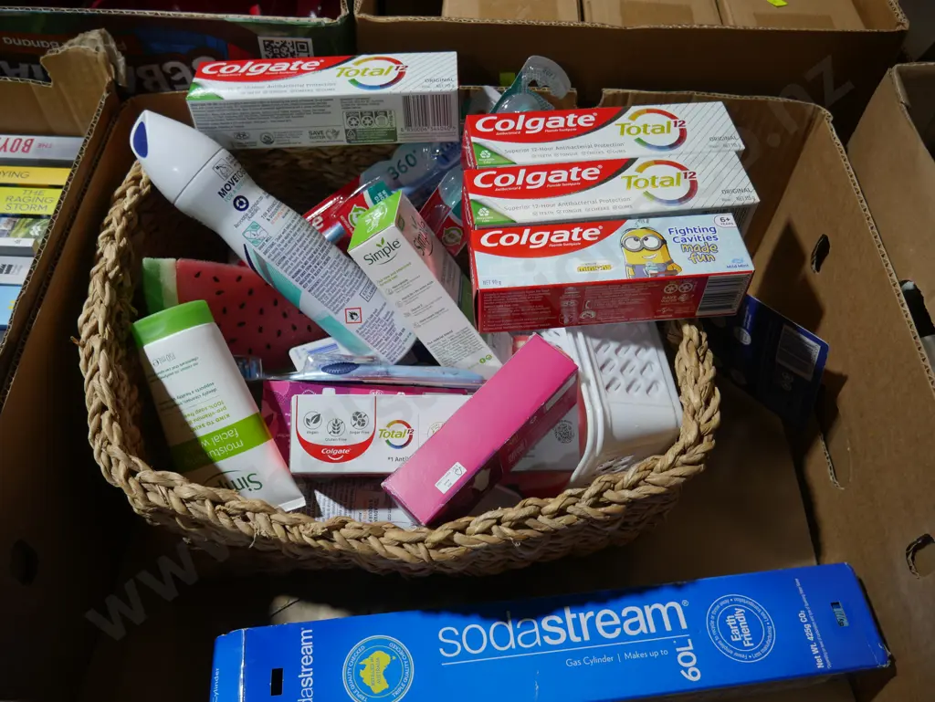 Box of toiletries Image 1++