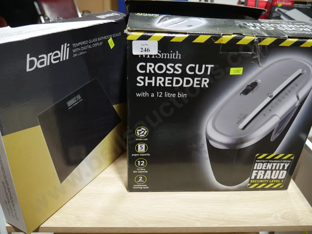 Paper shredder and scales Image 1++