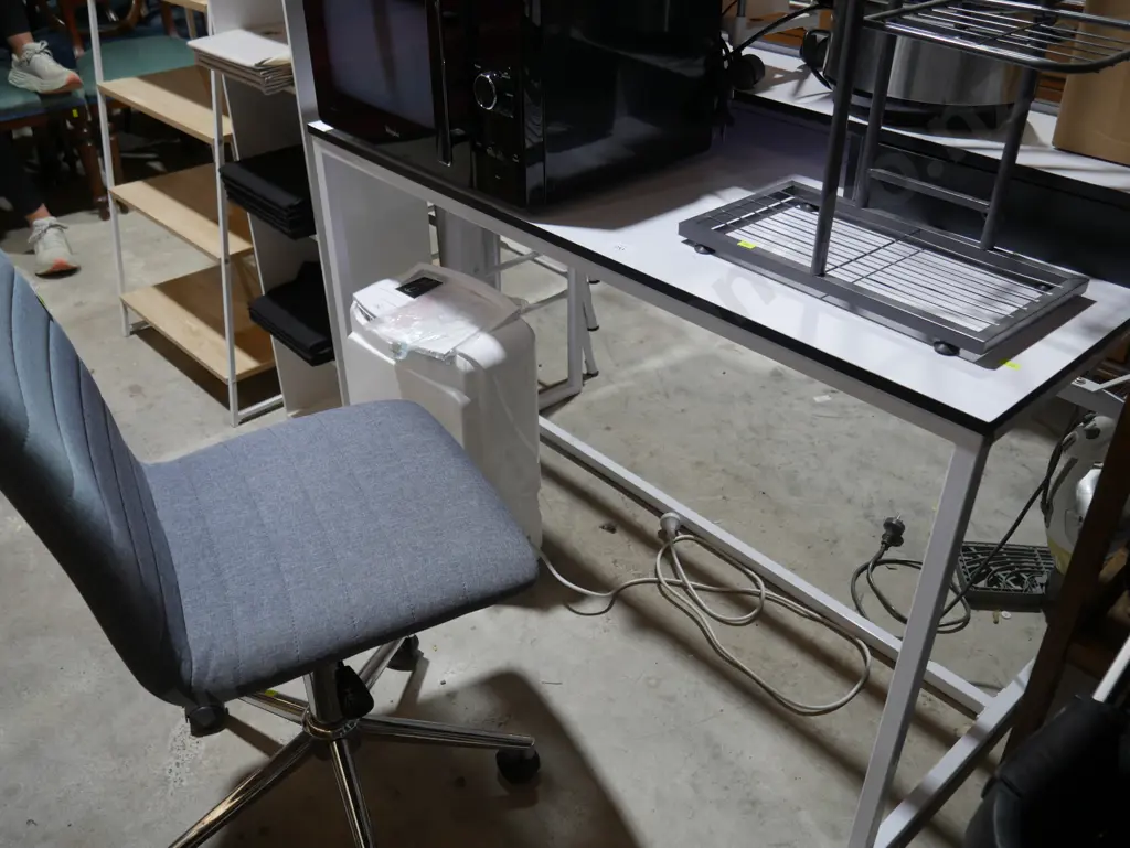 Office desk and chair Image 1++